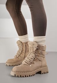 Born2be - Ciemnobeżowe Sznurowane Traperki z Ekozamszu z Futerkiem na Języku Mestiara. Zapięcie: zamek. Kolor: beżowy. Materiał: futro. Wzór: aplikacja. Obcas: na płaskiej podeszwie #6