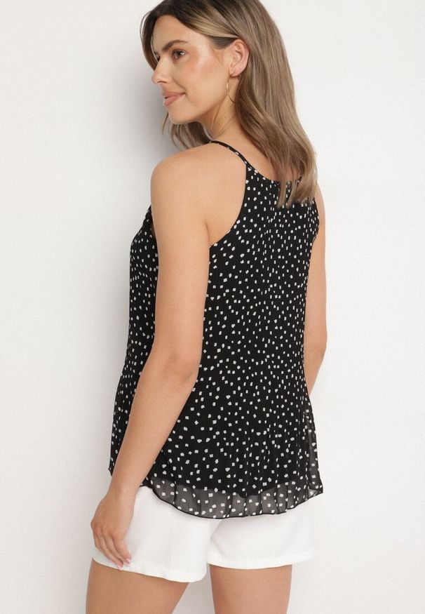 Born2be - Czarna Plisowana Bluzka na Ramiączkach w Kropki Filareia. Okazja: na co dzień. Kolor: czarny. Materiał: jeans. Długość rękawa: na ramiączkach. Wzór: kropki. Styl: elegancki, casual