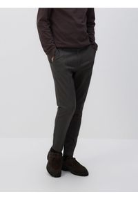 Reserved - Spodnie jogger z zakładkami - ciemnoszary. Kolor: szary. Materiał: wiskoza, bawełna