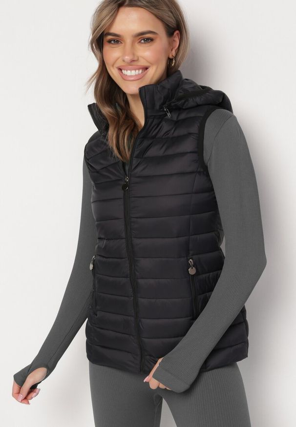 Born2be - Czarna Pikowana Kamizelka z Kieszeniami na Suwaki i Kapturem Lunevc. Kolor: czarny