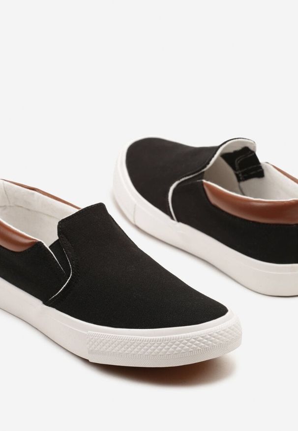 Born2be - Czarne Trampki z Ozdobną Wstawką z Tyłu Sonasaria. Okazja: na co dzień. Kolor: czarny. Materiał: jeans. Wzór: aplikacja. Styl: casual