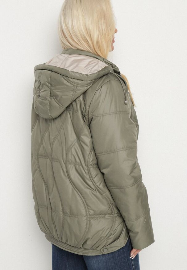 Born2be - Zielona Pikowana Kurtka z Odpinanym Kapturem i Kieszeniami Vilbia. Okazja: na co dzień, na spacer. Kolekcja: plus size. Kolor: zielony. Materiał: jeans, poliester. Styl: sportowy, elegancki, casual