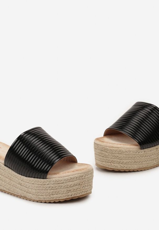 Born2be - Czarne Klapki na Platformie z Koturnem z Plecionki z Cholewką w Paski Rilindra. Kolor: czarny. Wzór: paski. Obcas: na koturnie. Styl: wakacyjny