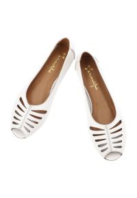 Baleriny damskie Maciejka, cholewka ze skóry naturalnej z ażurowymi wycięciami odkryty przód typu peep toe niski stabilny obcas, białe, P7541-11/00-1. Nosek buta: otwarty. Kolor: biały. Materiał: skóra. Szerokość cholewki: normalna. Wzór: ażurowy. Obcas: na obcasie. Wysokość obcasa: średni #5