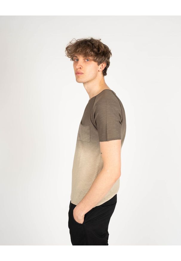 Xagon Man T-Shirt | P22081 12530 | Mężczyzna | Khaki. Okazja: na co dzień. Kolor: brązowy. Materiał: bawełna. Wzór: aplikacja. Styl: casual