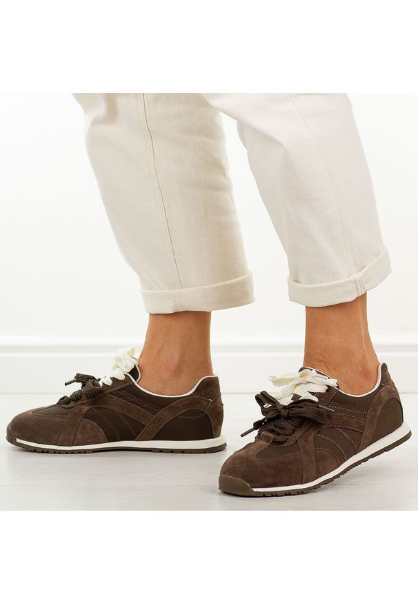 Brązowe skórzane półbuty damskie Vinceza 86427. Okazja: na spacer, na co dzień. Nosek buta: okrągły. Zapięcie: sznurówki. Kolor: brązowy. Materiał: tkanina, skóra, nubuk. Szerokość cholewki: normalna. Sezon: wiosna, jesień, lato. Styl: casual, elegancki, sportowy, klasyczny