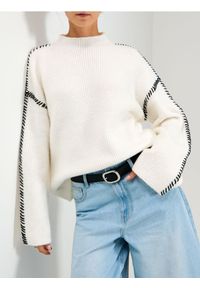 Sinsay - Prążkowany sweter - biały. Kolor: biały. Materiał: prążkowany #1