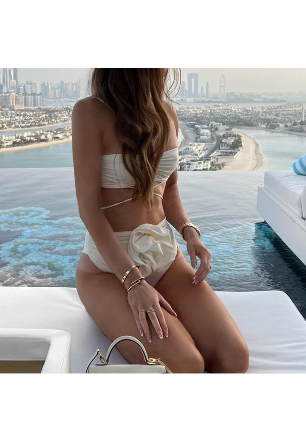 Intica - Dwuczęściowy strój kąpielowy z motywem różanym na lato i plażę Kindra. Kolor: beżowy. Materiał: materiał