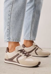 Renee - Beżowe Sneakersy Casual z Imitacji Zamszu z Geometrycznymi Wstawkami na Boku Sadiqa. Okazja: na co dzień. Wysokość cholewki: przed kostkę. Zapięcie: sznurówki. Kolor: beżowy. Materiał: zamsz. Szerokość cholewki: normalna. Wzór: geometria #1