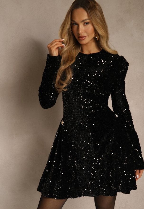 Renee - Czarna Koktajlowa Sukienka Zdobiona Cekinami i Geometrycznymi Ramionami Milefera. Okazja: na sylwestra. Kolor: czarny. Wzór: geometria, aplikacja. Styl: wizytowy
