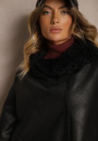 Renee - Czarna Pudełkowa Kurtka Biker z Szerokim Kołnierzem i Futrzaną Wyściółką Lioiala. Okazja: na co dzień. Kolor: czarny. Materiał: futro. Styl: elegancki, casual, rockowy #5