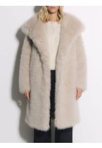 Reserved - Płaszcz ze sztucznego futra - jasnoszary. Kolor: szary. Materiał: futro #1