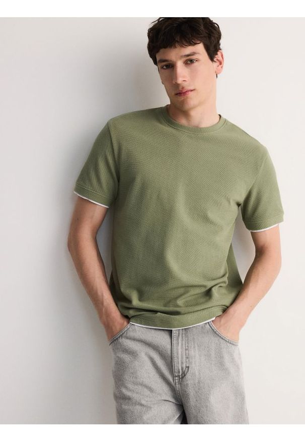 Reserved - T-shirt regular z naszywką - jasnozielony. Kolor: zielony. Materiał: dzianina, bawełna. Wzór: aplikacja