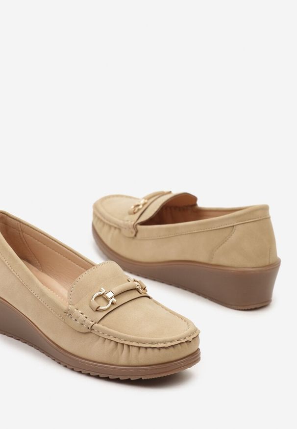 Born2be - Ciemnobeżowe Półbuty na Koturnie w stylu Mokasynów Laquinta. Zapięcie: klamry. Kolor: beżowy. Materiał: jeans. Obcas: na koturnie. Styl: klasyczny, elegancki