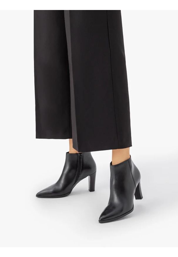 Ryłko - Czarne botki skórzane na słupku. Okazja: do pracy, na spotkanie biznesowe. Wysokość cholewki: za kostkę. Zapięcie: zamek. Kolor: czarny. Materiał: skóra. Szerokość cholewki: normalna. Obcas: na słupku. Styl: biznesowy, street