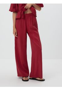 Reserved - Luźne spodnie z modalem - bordowy. Kolor: czerwony. Materiał: tkanina #1