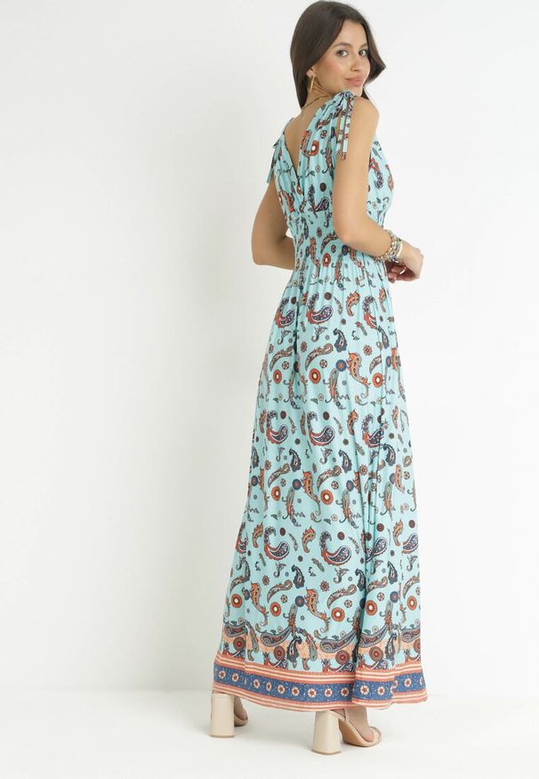 Born2be - Niebieska Sukienka Maxi z Gumką w Pasie i Głębokim Dekoltem we Wzór Paisley Emmatta. Kolor: niebieski. Wzór: paisley. Sezon: wiosna, lato. Długość: maxi