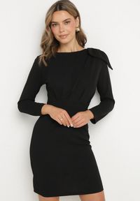 Born2be - Czarna Dopasowana Sukienka Koktajlowa Ozdobiona Kokardą i Rozcięciem na Linnaea. Okazja: na co dzień. Typ kołnierza: kokarda. Kolor: czarny. Wzór: aplikacja. Typ sukienki: dopasowane. Styl: wizytowy #7