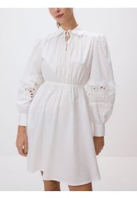 Reserved - Sukienka z kwiatową aplikacją - biały. Kolor: biały. Materiał: bawełna. Wzór: aplikacja, kwiaty #1