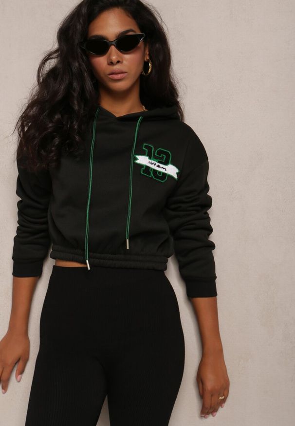 Renee - Czarna Krótka Bluza z Kapturem Ściągaczami i Ozdobnym Nadrukiem Relis. Okazja: na co dzień. Typ kołnierza: kaptur. Kolor: czarny. Długość: krótkie. Wzór: nadruk. Styl: casual, sportowy