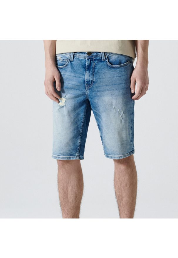 Cropp - Jeansowe szorty slim - Niebieski. Kolor: niebieski. Materiał: jeans
