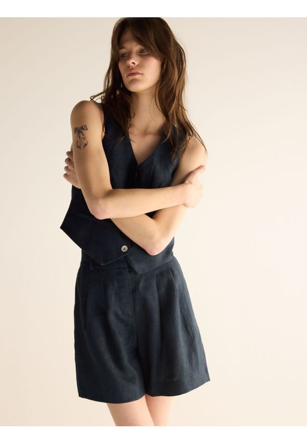 Reserved - Lniane bermudy z zakładkami - granatowy. Kolor: niebieski. Materiał: len