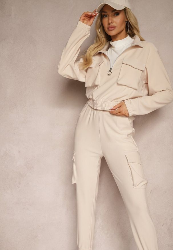Renee - Beżowy Komplet Dresowy z Bluzą o Krótkim Kroju i Joggerami z Kieszeniami Riathna. Kolor: beżowy. Materiał: dresówka