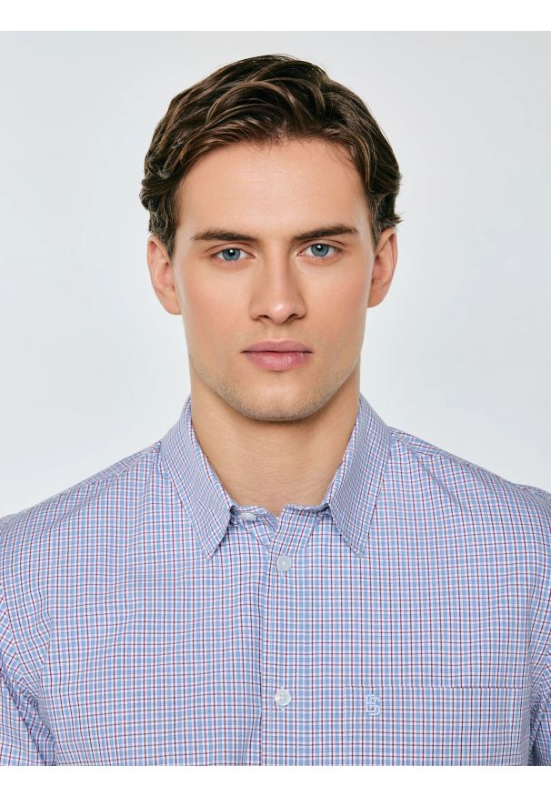 Big-Star - Koszula męska w drobną kratę niebieska Gubinertos 401. Okazja: na co dzień. Kolor: niebieski. Materiał: tkanina, bawełna. Wzór: haft, kratka. Styl: casual, elegancki, klasyczny