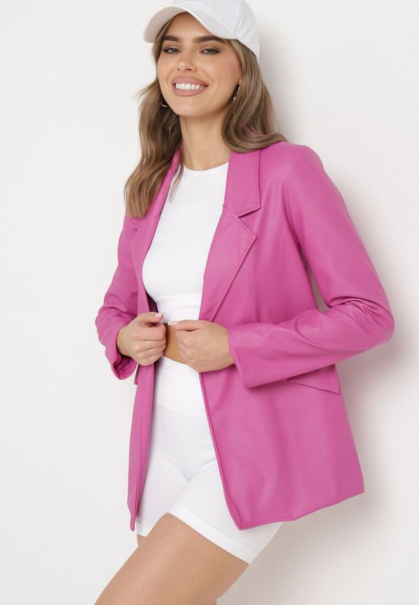 Born2be - Fioletowa Marynarka o Pudełkowym Fasonie z Ekoskóry z Poduszkami w Ramionach Sunins. Okazja: na co dzień, na spotkanie biznesowe. Kolor: różowy. Materiał: wiskoza, jeans. Wzór: aplikacja. Sezon: jesień, wiosna. Styl: biznesowy, klasyczny, casual, elegancki