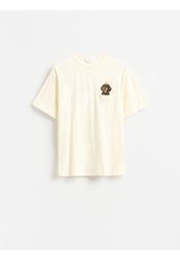 Reserved - T-shirt boxy z kieszonką - złamana biel. Materiał: bawełna, dzianina