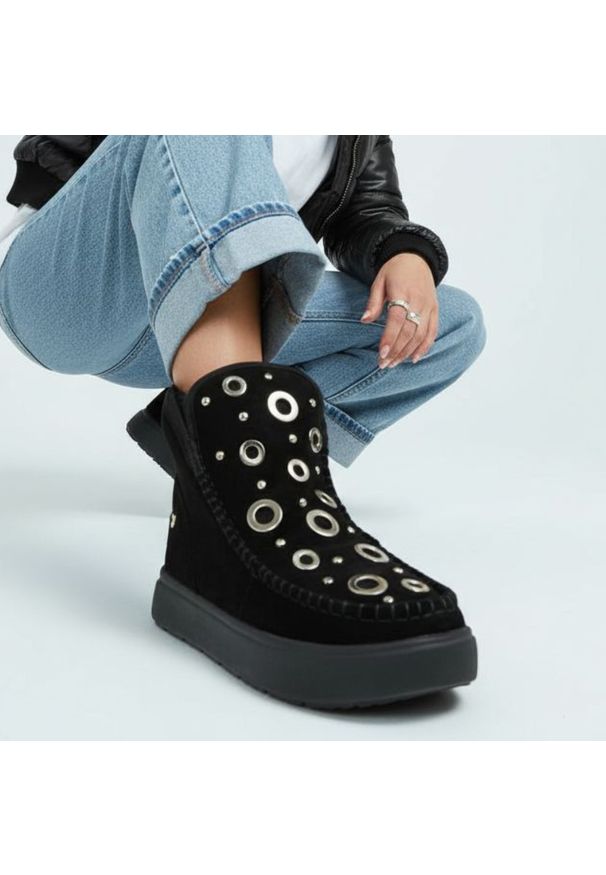 Hot Potatoes by Gioseppo - Czarne Śniegowce Gioseppo Ocieplane Obuwie Damskie. Kolor: czarny. Materiał: welur. Wzór: aplikacja. Sezon: zima