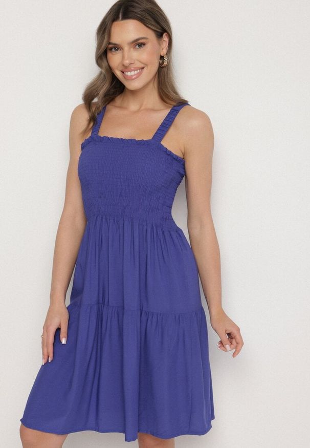 Born2be - Niebieska Rozkloszowana Sukienka na Ramiączkach z Wiskozy Miravelia. Okazja: na co dzień. Typ kołnierza: dekolt kwadratowy. Kolor: niebieski. Materiał: wiskoza. Długość rękawa: na ramiączkach. Typ sukienki: proste. Styl: casual