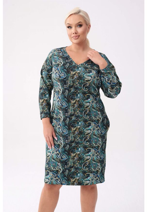 Moda Size Plus Iwanek - Ołówkowa dresowa sukienka Olivia z motywem ornamentu PLUS SIZE XXL OVERSIZE. Okazja: na co dzień. Typ kołnierza: dekolt w kształcie V. Kolekcja: plus size. Materiał: dresówka. Typ sukienki: dla puszystych, oversize, ołówkowe. Styl: casual, elegancki