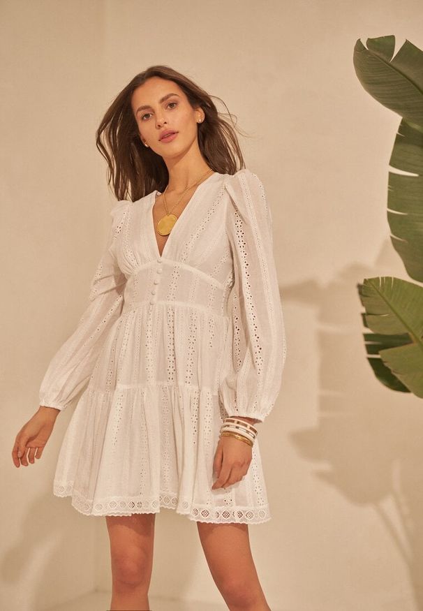 Renee - Biała Sukienka Arierith. Typ kołnierza: dekolt w serek. Kolor: biały. Materiał: materiał, bawełna. Wzór: aplikacja, ażurowy, haft. Styl: boho