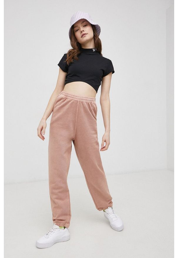 Reebok Classic Spodnie bawełniane damskie kolor różowy gładkie. Kolor: różowy. Materiał: bawełna. Wzór: gładki