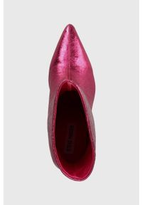 Steve Madden botki Lyricals damskie kolor różowy na szpilce SM11002592. Kolor: różowy. Obcas: na szpilce. Wysokość obcasa: średni #2