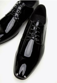 Wittchen - Męskie buty derby z lakierowanej skóry proste czarne. Okazja: na wesele, na spotkanie biznesowe, na ślub cywilny. Kolor: czarny. Materiał: skóra, lakier. Wzór: aplikacja. Obcas: na obcasie. Styl: klasyczny, biznesowy. Wysokość obcasa: średni #6