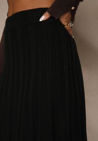 Renee - Czarna Dzianinowa Spódnica Plisowana o Rozkloszowanym Kroju Tuswia. Okazja: na co dzień. Stan: podwyższony. Kolor: czarny. Materiał: dzianina. Wzór: aplikacja. Styl: klasyczny, casual #4