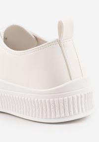 Born2be - Białe Trampki z Imitacji Zamszu z Nieregularną Podeszwą ze Żłobieniami Naranatea. Okazja: na co dzień, na randkę. Kolor: biały. Materiał: zamsz. Szerokość cholewki: normalna. Styl: casual #2