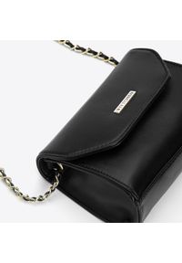 Wittchen - Damska listonoszka z ekoskóry na łańcuszku mała czarna. Kolor: czarny. Wzór: haft, geometria. Dodatki: z haftem. Materiał: skórzane. Rozmiar: małe. Styl: elegancki, wizytowy #3