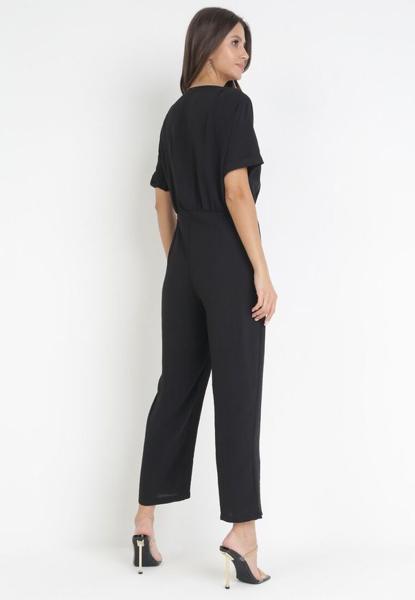 Born2be - Czarny Kopertowy Kombinezon z Bawełny i Wiskozy Semalia. Kolor: czarny. Materiał: bawełna, wiskoza. Długość rękawa: krótki rękaw. Długość: krótkie