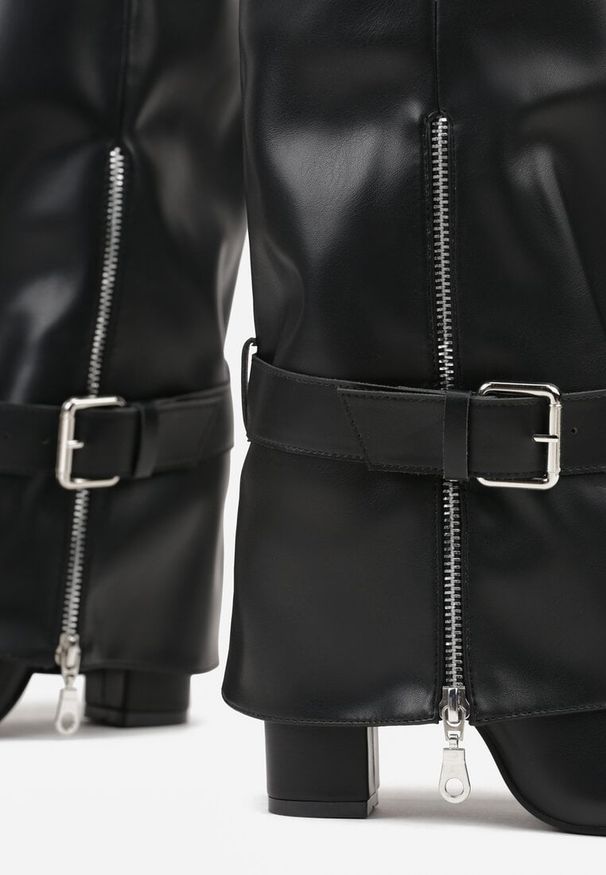 Renee - Czarne Kozaki na Słupku z Cholewką Imitującą Nogawkę ze Sprzączkami Unwedara. Nosek buta: szpiczasty. Zapięcie: sprzączka. Kolor: czarny. Materiał: skóra, materiał. Szerokość cholewki: normalna. Sezon: zima. Obcas: na słupku. Wysokość obcasa: średni