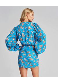 SELF LOVE - Niebieska sukienka Barrafranca. Kolor: niebieski. Materiał: materiał, wiskoza. Wzór: kwiaty, nadruk. Typ sukienki: kopertowe. Styl: elegancki. Długość: mini #1