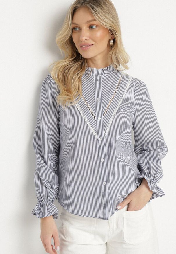 Born2be - Granatowa Koszula z Bawełną Falbanką w Paski Arriranea. Okazja: na spotkanie biznesowe, na co dzień. Typ kołnierza: kołnierz z falbankami. Kolor: niebieski. Materiał: bawełna. Wzór: paski. Styl: casual, klasyczny, biznesowy