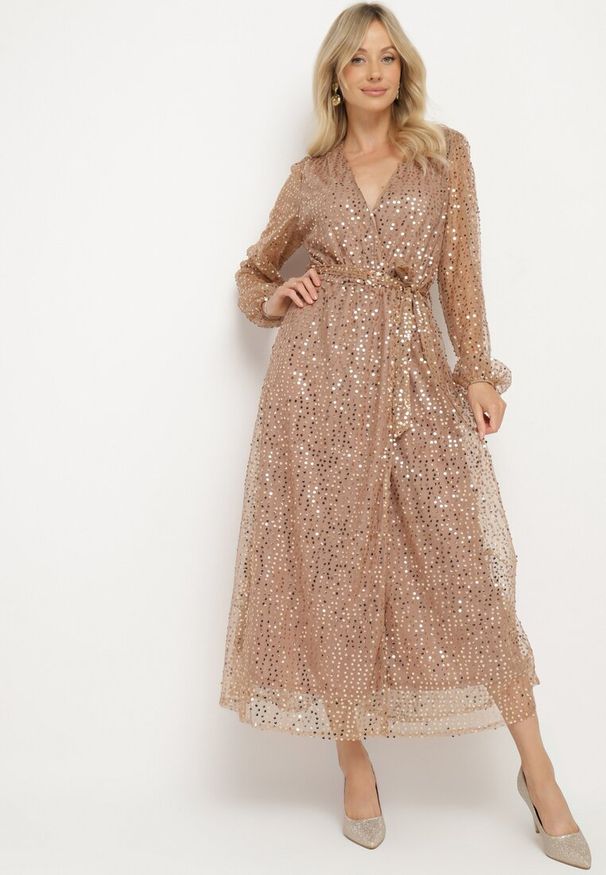 Born2be - Złota Koktajlowa Sukienka Ozdobiona Cekinami i Materiałowy Paskiem Iliona. Okazja: na co dzień. Kolor: złoty. Materiał: materiał. Wzór: aplikacja. Typ sukienki: kopertowe, proste. Styl: wizytowy