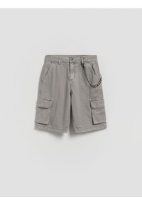Reserved - Szorty cargo z łańcuchem - jasnoszary. Kolor: szary. Materiał: tkanina, bawełna #1