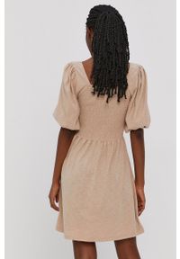 Vero Moda - Sukienka. Kolor: beżowy. Materiał: bawełna, dzianina. Długość rękawa: krótki rękaw. Typ sukienki: rozkloszowane. Długość: mini #3