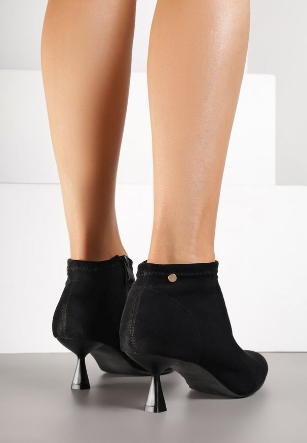 Born2be - Czarne Botki z Imitacji Zamszu na Obcasie Typu Kaczuszka Rilurelle. Okazja: na co dzień, do pracy, na spotkanie biznesowe. Kolor: czarny. Materiał: zamsz. Obcas: na obcasie. Styl: biznesowy, casual. Wysokość obcasa: średni