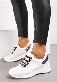 Born2be - Białe Sneakersy na Niskim Koturnie z Ozdobnymi Napisami ze Skórzaną Wkładką Drilvia. Kolor: biały. Materiał: skóra. Wzór: napisy. Obcas: na koturnie #1