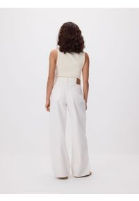 Reserved - Jeansy wide leg z krótszą nogawką - biały. Kolor: biały. Długość: krótkie #1